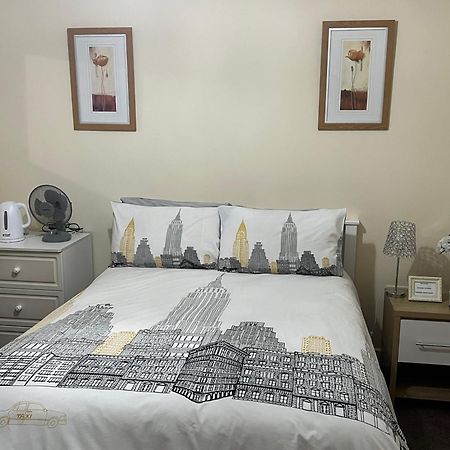 Hams Rest Place - Strictly Only One Guest Allowed In One Room A Second Accompanying Person Will Not Be Allowed Into The Property برمنغهام المظهر الخارجي الصورة